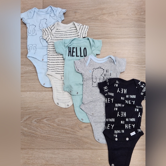 Gerber Newborn Onesies Set Of 5 - Picture 1 of 2